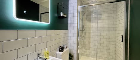 Standard Apartment, 2 Bedrooms | Bathroom | Free toiletries, toilet paper