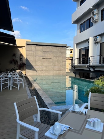 Una piscina al aire libre