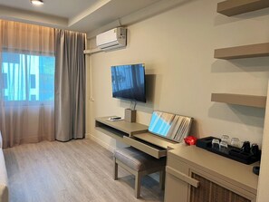 خزنة داخل الغرفة ومكتب وأسرّة أطفال/رضّع (مجانًا) وواي فاي مجانًا