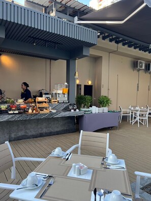 Desayuno buffet (THB 300 por persona) 
