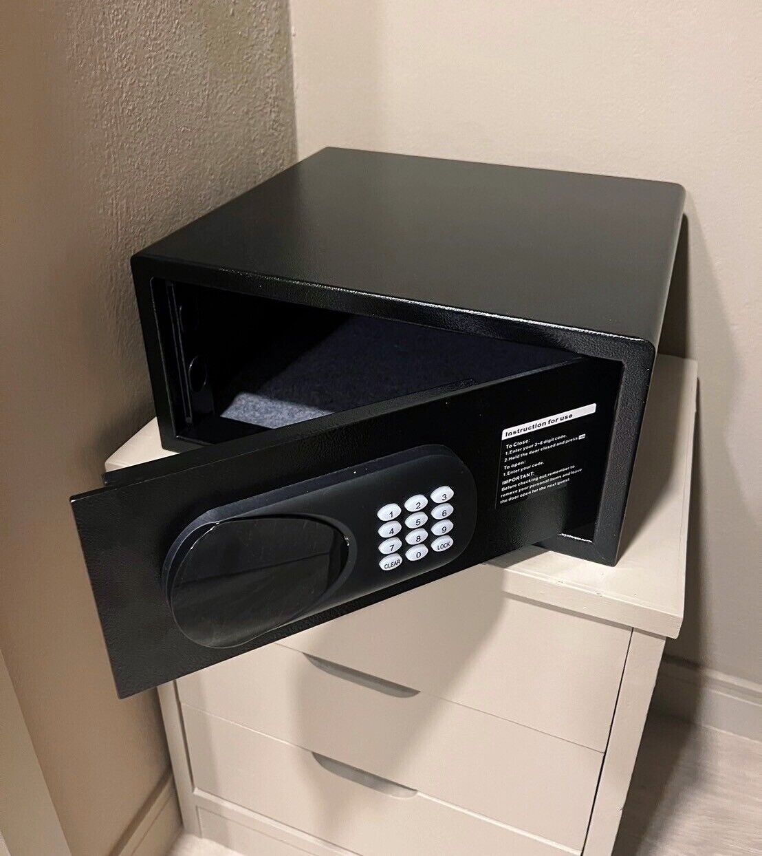 Un four à micro-ondes noir doté d’un panneau de commande et d’un tiroir situé en dessous.