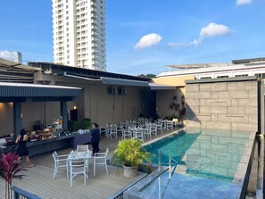 بوفيه فطور يوميًا بتكلفة قدرها (300 THB للشخص)