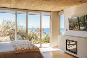 3 bedrooms, desk, iron/ironing board, travel cot