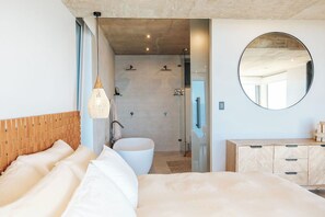 3 bedrooms, desk, iron/ironing board, travel crib