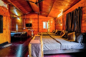 Premium bedding, down duvets, free minibar items, desk - Janet & Johns Beach Resort Since 1989 (Anjuna)