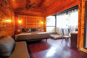 Premium bedding, down duvets, free minibar items, desk - Janet & Johns Beach Resort Since 1989 (Anjuna)