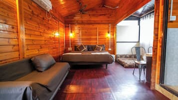 Habitación cuádruple estándar | Ropa de cama de alta calidad, edredón y artículos del minibar gratis