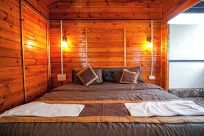 Premium bedding, down comforters, free minibar items, desk - Janet & Johns Beach Resort Since 1989 (Anjuna)