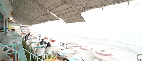 Accommodatie ligt op het strand, wit zand, ligstoelen, parasols