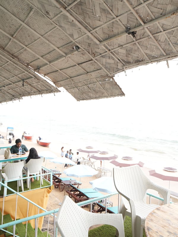Am Strand, weißer Sandstrand, Liegestühle, Sonnenschirme