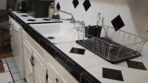 Microwave, stovetop - 6 blocks to Santa Monica beach, great neighborhood  (Santa Monica)