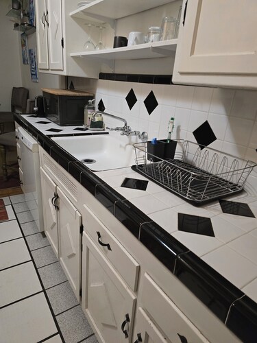 6 blocks to Santa Monica beach, great neighborhood 