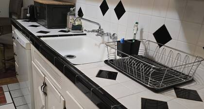 6 blocks to Santa Monica beach, great neighborhood