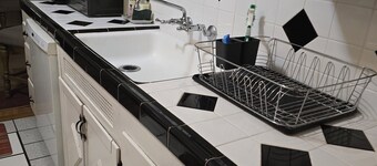 6 blocks to Santa Monica beach, great neighborhood