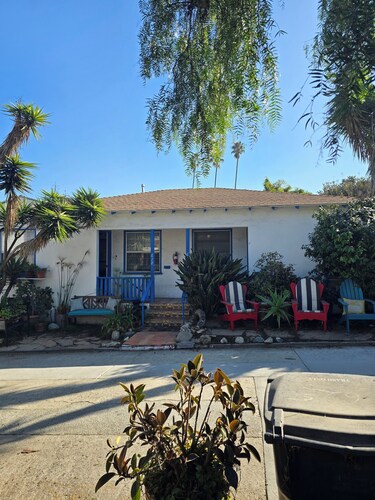 6 blocks to Santa Monica beach, great neighborhood 