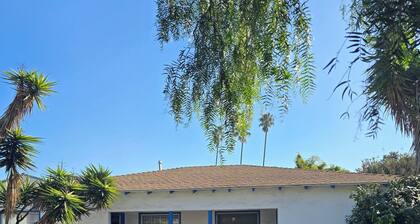 6 blocks to Santa Monica beach, great neighborhood