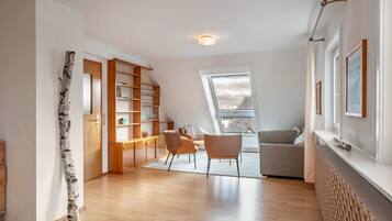 Fernseher, Tischtennisplatte