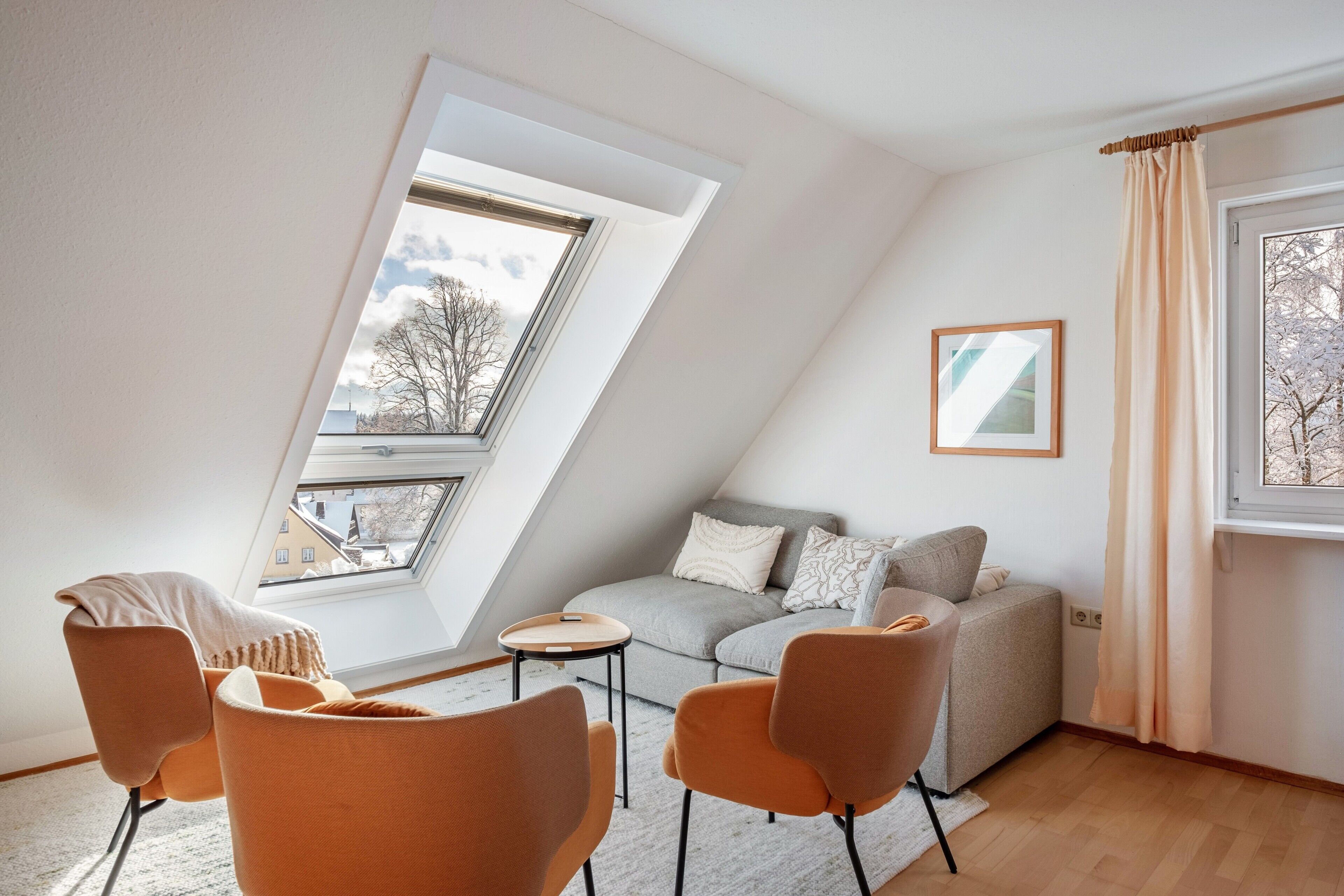 Una televisión, una mesa de tenis de mesa