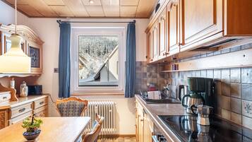 Kylskåp, ugn, spishäll och kaffe- och tebryggare