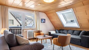 Tv, ett bordtennisbord och en stereo