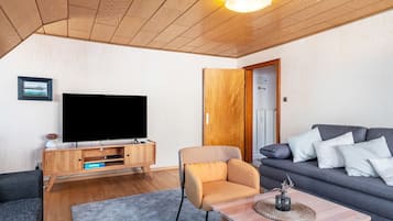 TV, mesa de pingue-pongue, aparelho de som