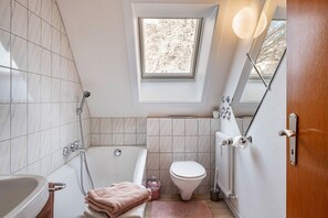 Douche, sĂšche-cheveux, serviettes fournies