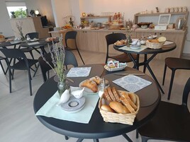 Free daily buffet breakfast