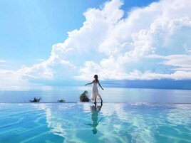 2 piscinas al aire libre, cabañas de piscina gratuitas, sombrillas