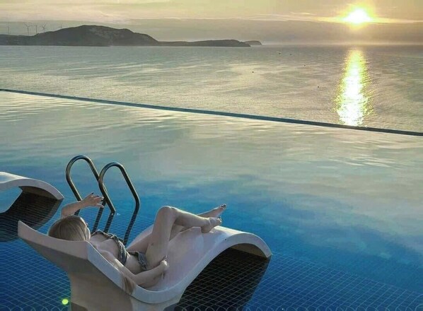 2 udendørs pools, åben fra kl. 06.00 til kl. 08.00, gratis hytter