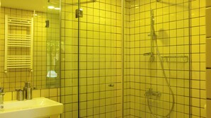 Douche, séchoir à cheveux, bidet, serviettes fournies