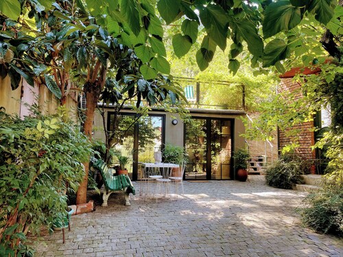 Chic Studio in Old Tbilisi Steps from Funicular & Sights