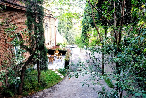 Chic Studio in Old Tbilisi Steps from Funicular & Sights