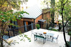 Outdoor dining - Chic Studio in Old Tbilisi Steps from Funicular & Sights (T'bilisi)