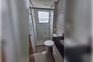 Dusche, Haartrockner, Handtücher, Toilettenpapier