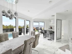 Villa (Four Bedroom Villa) | Comedor