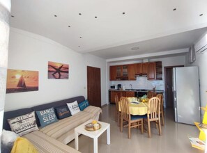 Apartment (2 Bedroom apartment) | Living room | 32-inch flat-screen TV with cable channels - Villa Orada Superior Ground Floor (Brela)