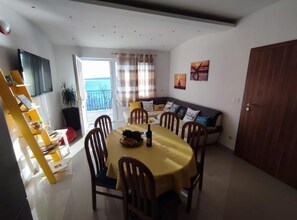 Apartamento (2 Bedroom apartment) | Sala de estar | TV de tela plana 32 polegadas com canais a cabo