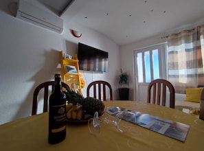 Lägenhet (2 Bedroom apartment) | Vardagsrum | 32-tums platt-tv med kabelkanaler