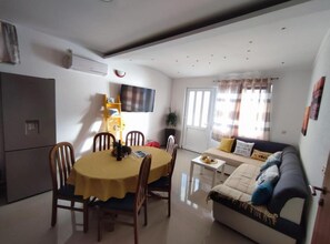 Appartement (2 Bedroom apartment) | Woonkamer | Een 32-inch flatscreentelevisie met kabelzenders