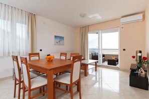 Leilighet (Two-Bedroom Apartment) | Oppholdsrom | En 32-tommers Flatskjerm-TV med digitale kanaler