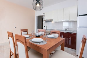 ์ํํธ (Two-Bedroom Apartment) | ๋ค์ด๋๋ฃธ