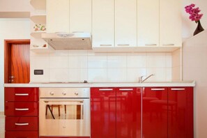 Apartment (Two-Bedroom Apartment) | Private kitchen