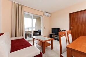 Apartment (Two-Bedroom Apartment) | Living room | 32-inch flat-screen TV with digital channels - Apartments Relax Brela (Brela)