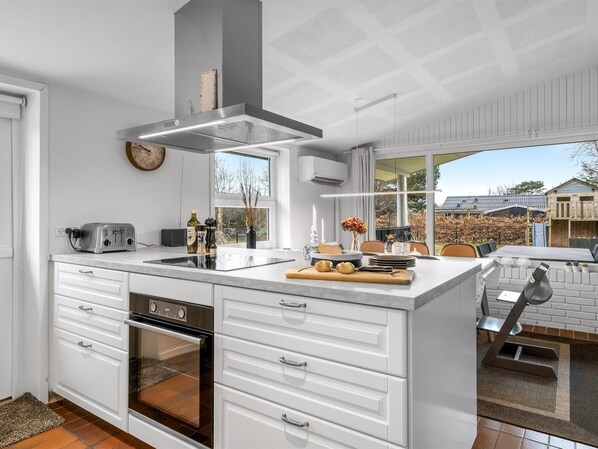 Fridge, microwave, dishwasher, cookware/dishes/utensils