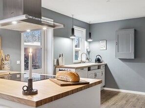 Fridge, microwave, dishwasher, cookware/dishes/utensils