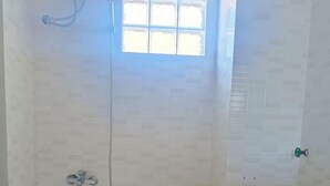 Une salle de bain avec une baignoire, des toilettes et une douche.
