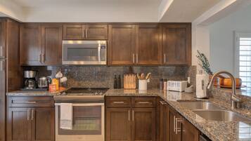 Frigorifero, microonde, forno, piano cottura