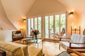 Televisie, een open haard, boeken en een filmbibliotheek