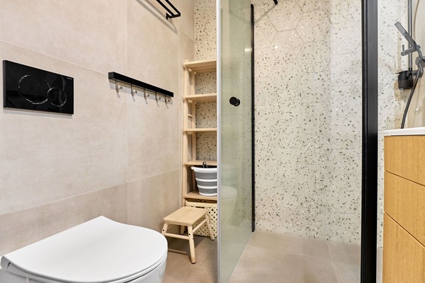 Flooring, Wand, Armatur, Interior Design, Badezimmer, Fussboden, Toilette, Fliese, Installation, Zuhause