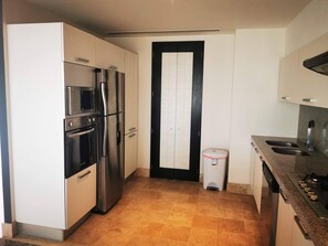 Kühlschrank, Mikrowelle, Ofen, Geschirrspüler